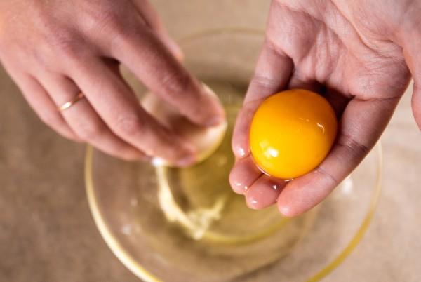 separating yolk with hand