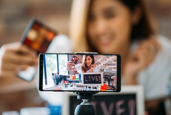 makeup vlogger live on a phone