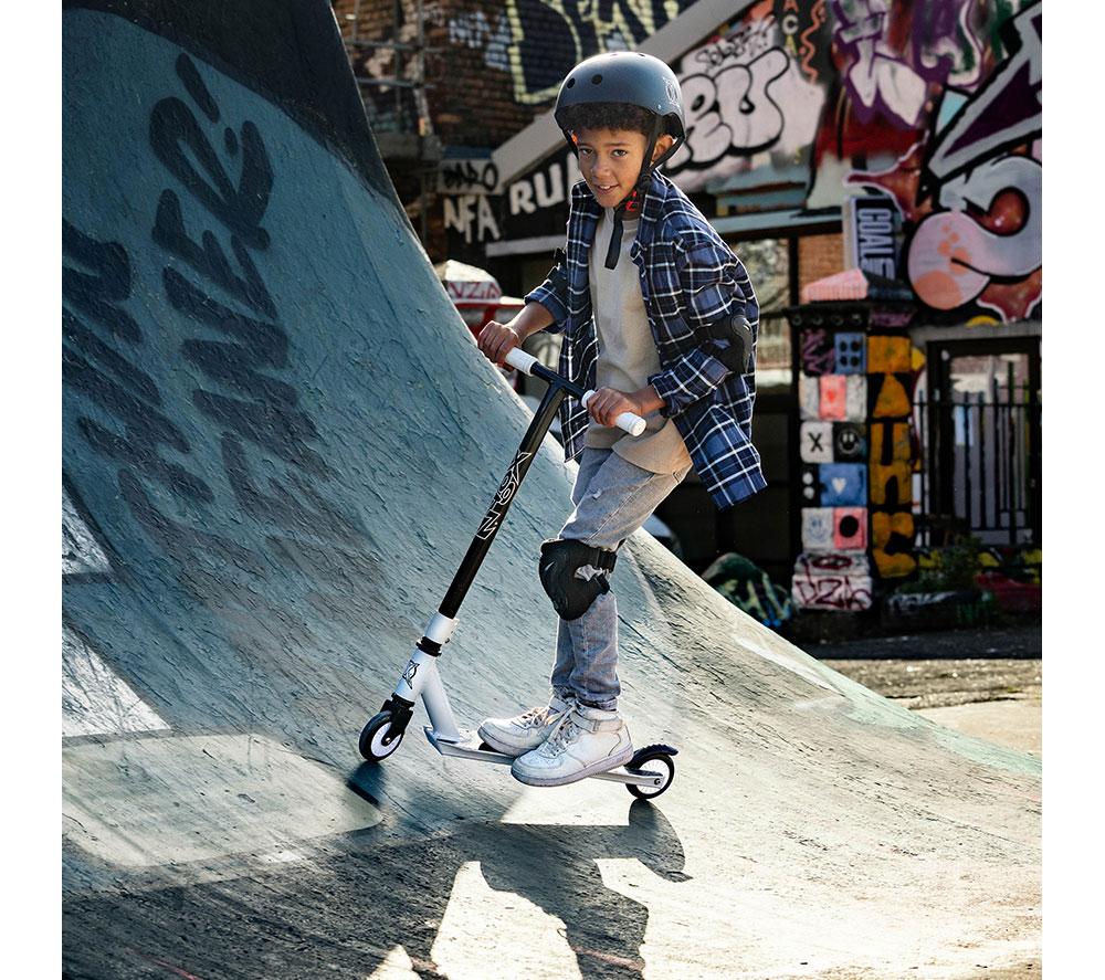 XOOTZ Invert Kids' Stunt Scooter - White & Black image number 2 of 7