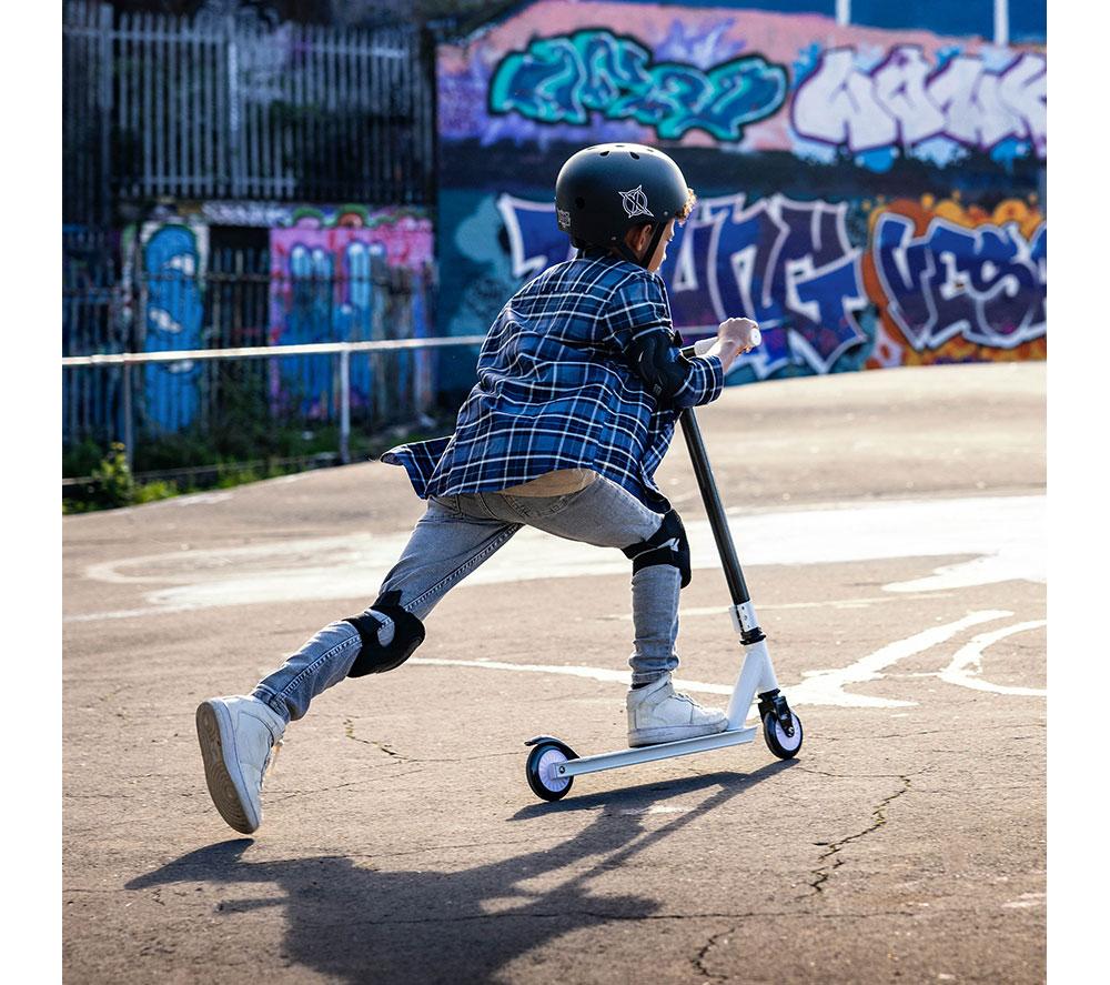 XOOTZ Invert Kids' Stunt Scooter - White & Black image number 3 of 7