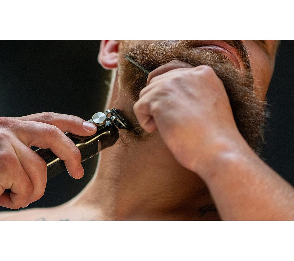 WAHL Pro Series High Visibility Wet & Dry Beard Trimmer - Black image number 6 of 9