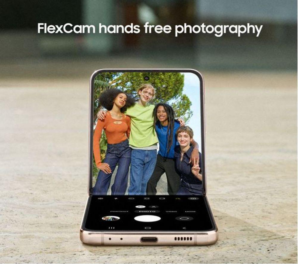 SAMSUNG Refurbished Galaxy Z Flip4 - 128 GB, Graphite (Excellent Condition) image number 7 of 9