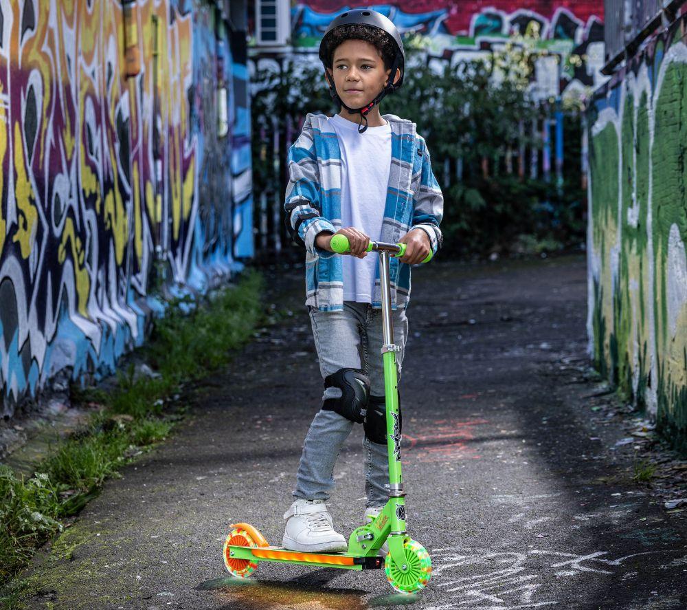 XOOTZ Wild Rider Tiger LED Kids Kick Scooter - Green image number 2 of 7