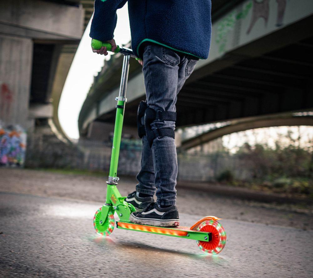 XOOTZ Wild Rider Tiger LED Kids Kick Scooter - Green image number 3 of 7