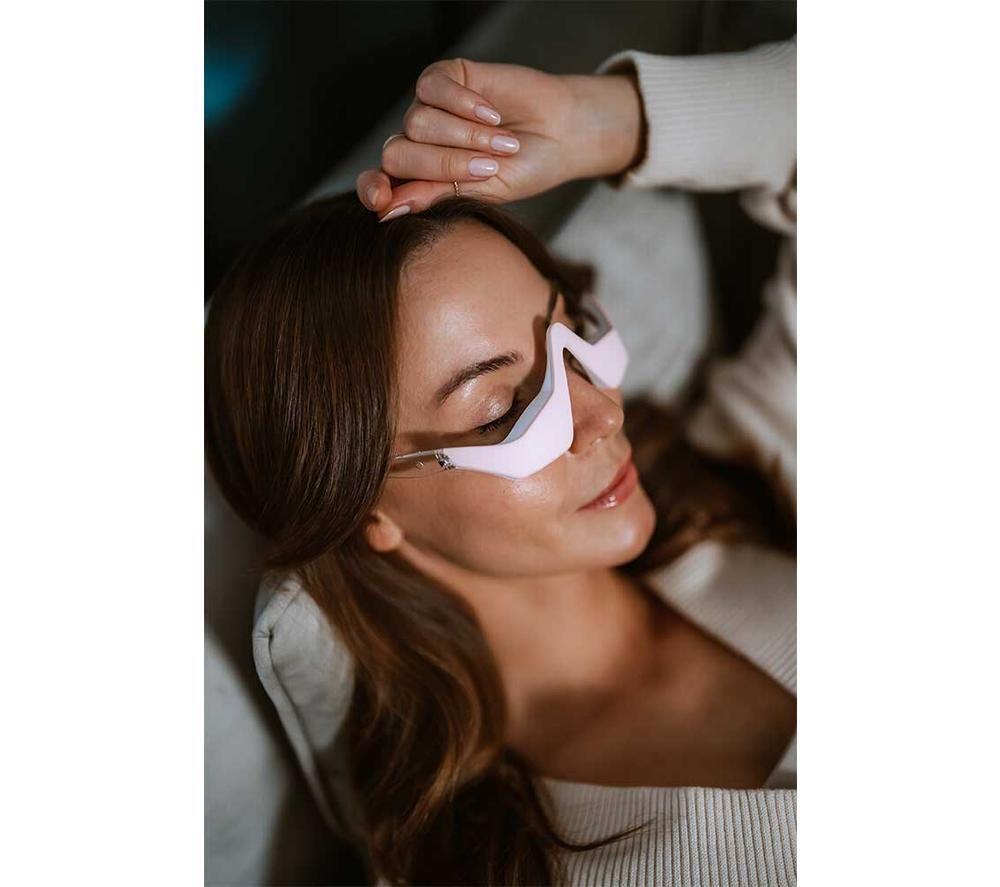 BEAUTIFLY Blush series IllumiEyes Therapy Eye Massager - Pink & White image number 4 of 10