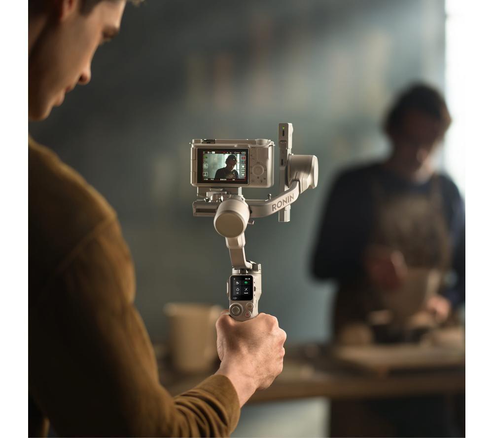 DJI RS 4 Mini Handheld Gimbal Stabiliser image number 9 of 12