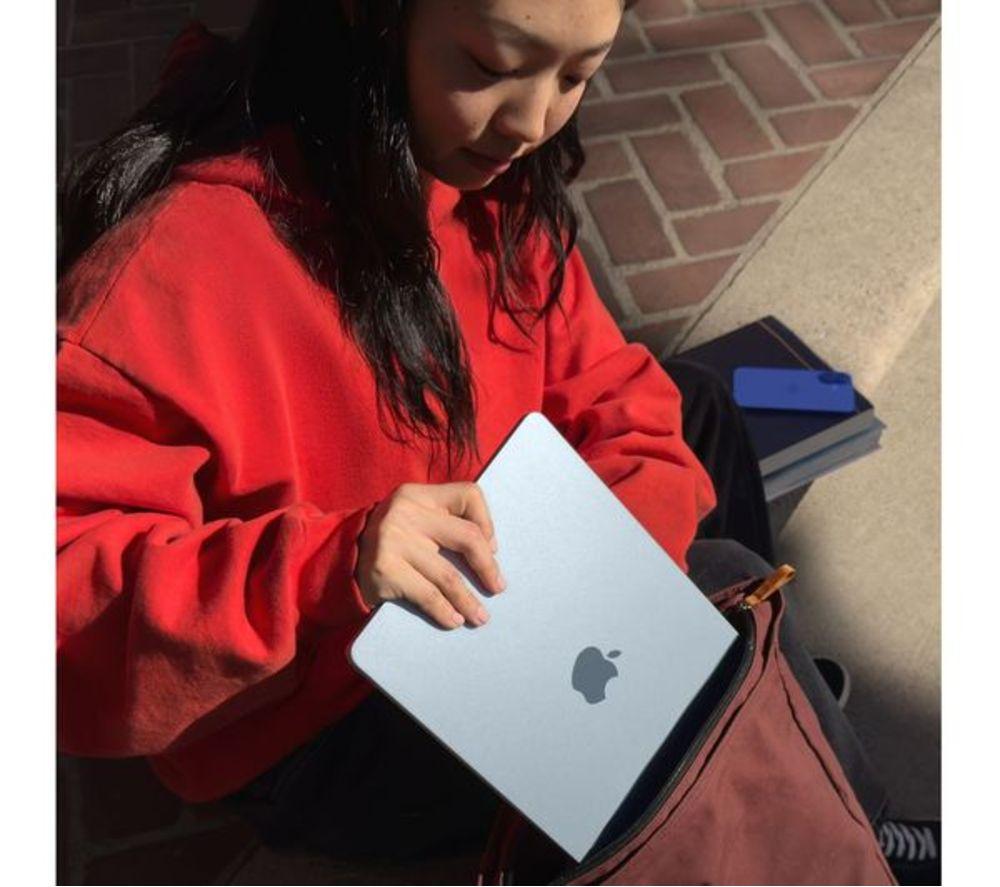 APPLE Refurbished MacBook Air 13.6" (2025) - M4, 256 GB SSD, Silver (Excellent Condition) image number 9 of 11