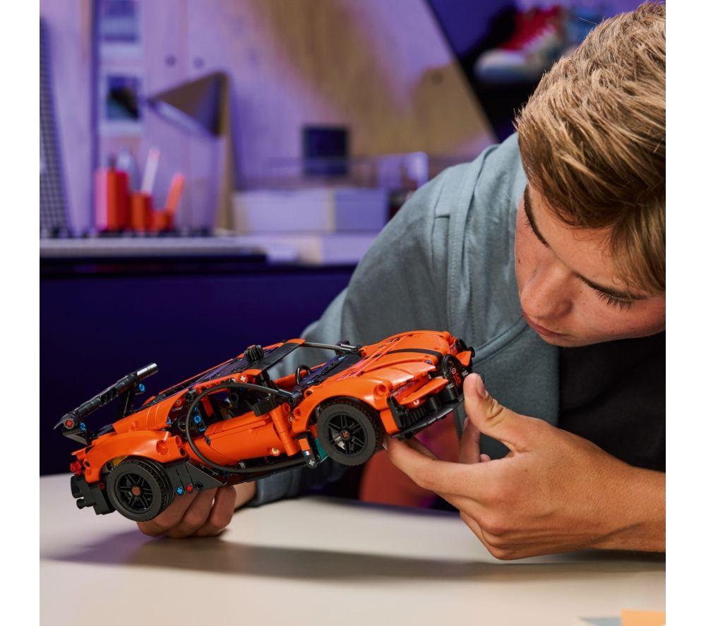 LEGO Technic 42222 Bugatti Chiron Pur Sport Hypercar Set image number 3 of 8