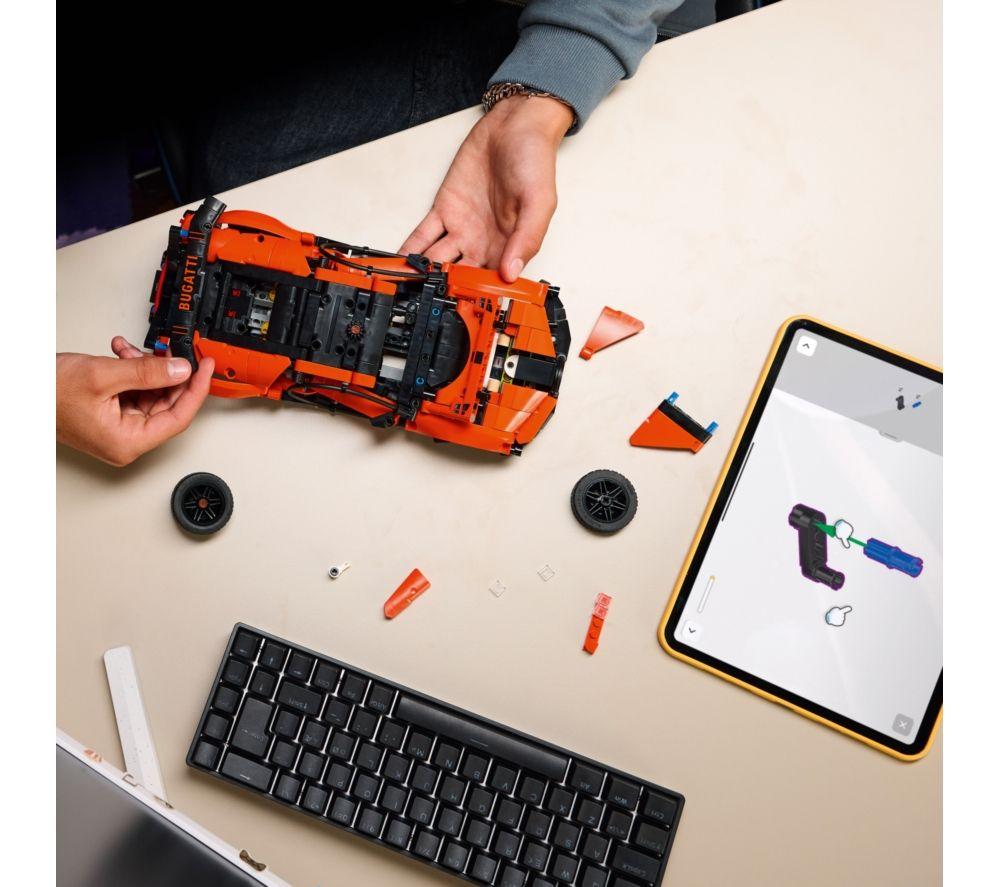LEGO Technic 42222 Bugatti Chiron Pur Sport Hypercar Set image number 4 of 8