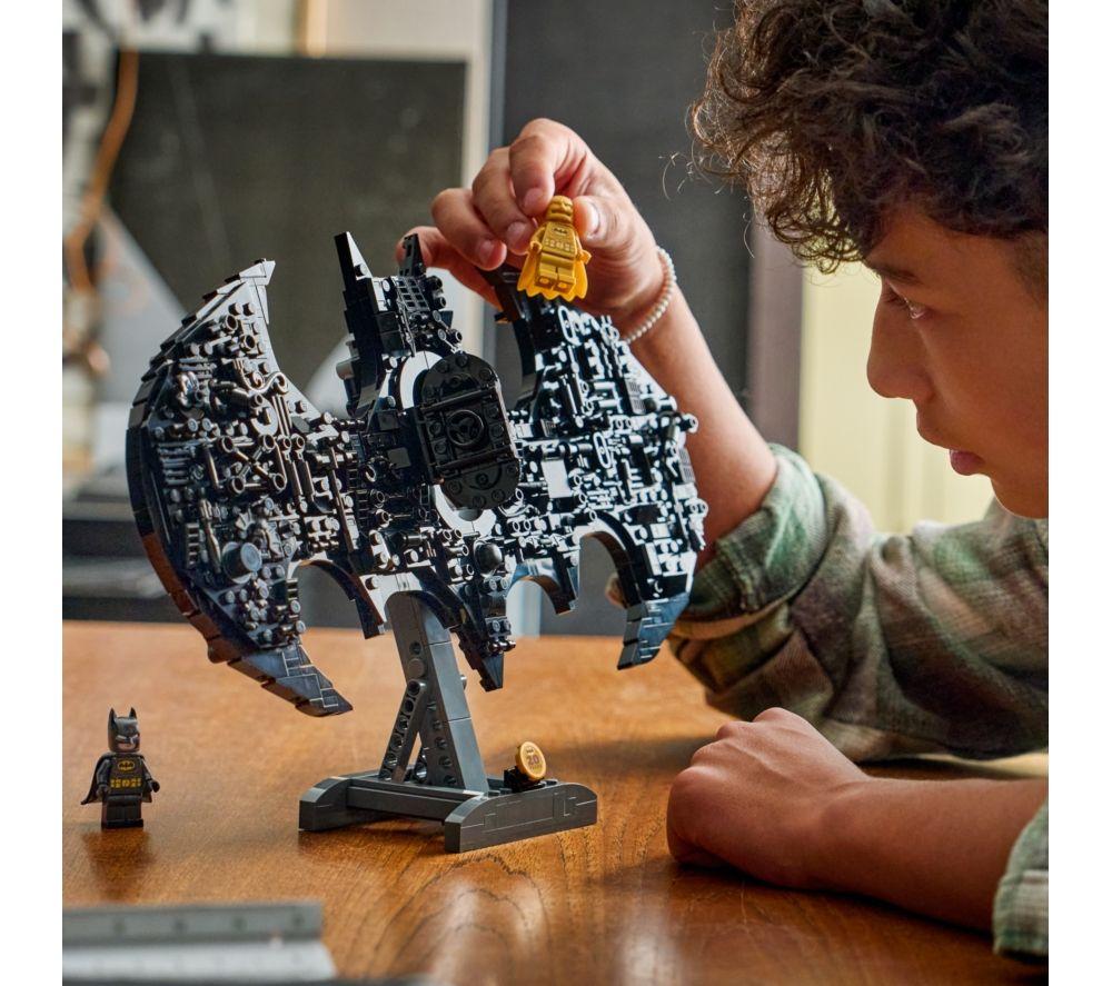 LEGO DC 76330 Batman Logo Set image number 4 of 7