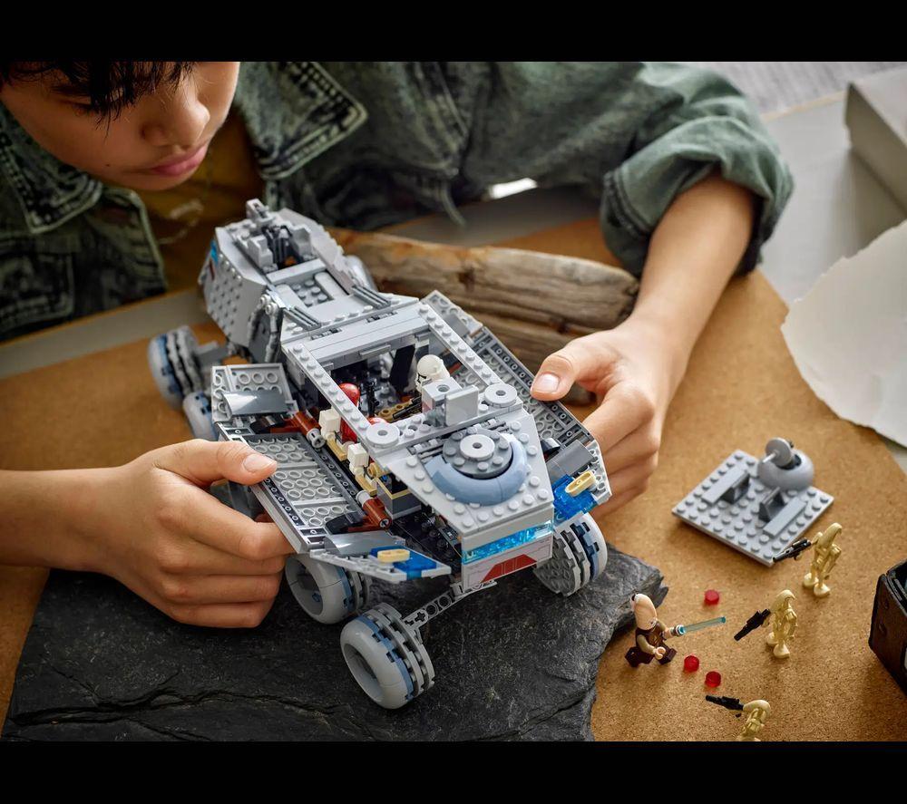 LEGO Star Wars 75413 The Clone Wars Republic Juggernaut Set image number 4 of 11