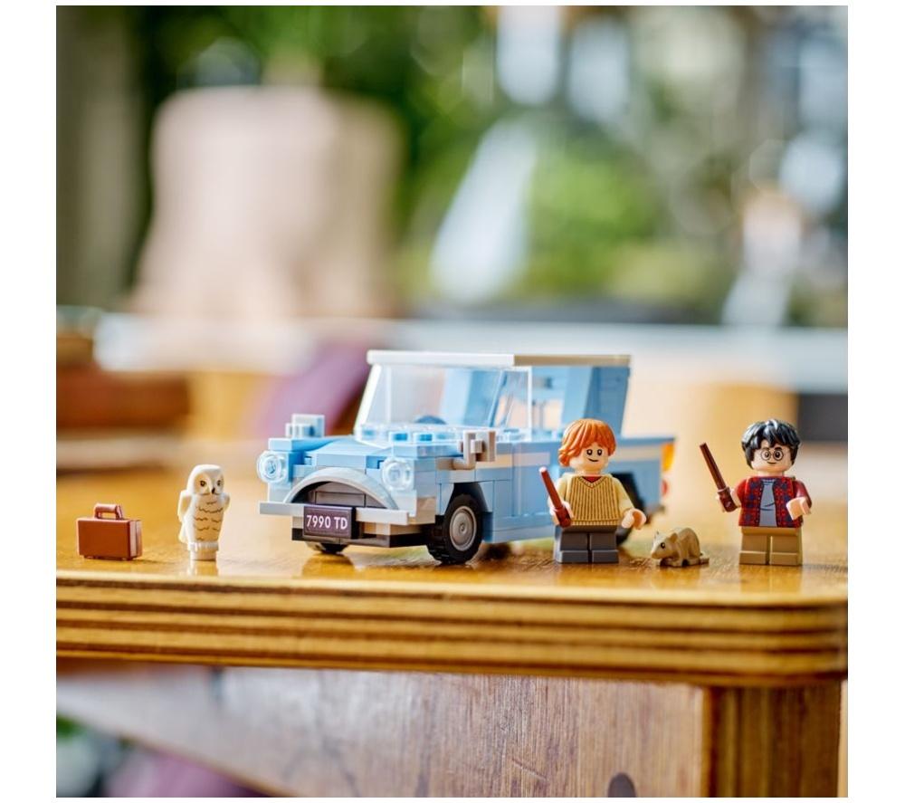 LEGO Harry Potter 76424 Flying Ford Anglia Set image number 2 of 8