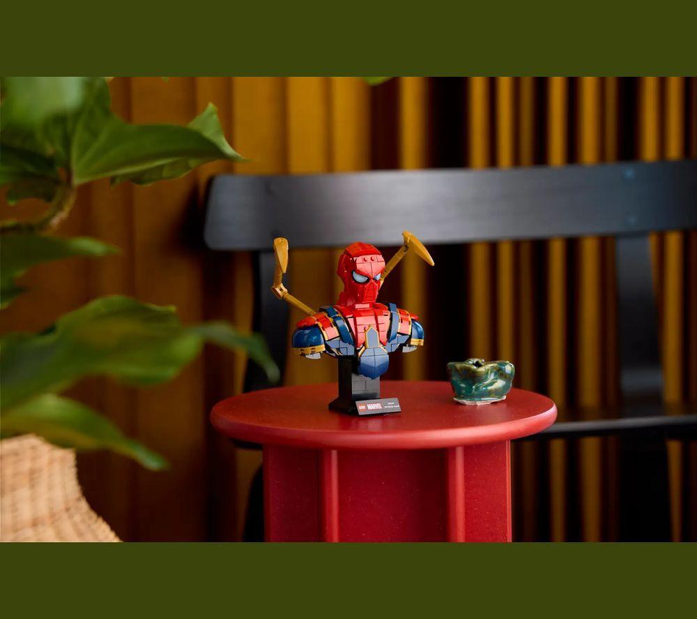 LEGO Marvel 76326 Iron Spider-Man Bust Set for Adults image number 3 of 7