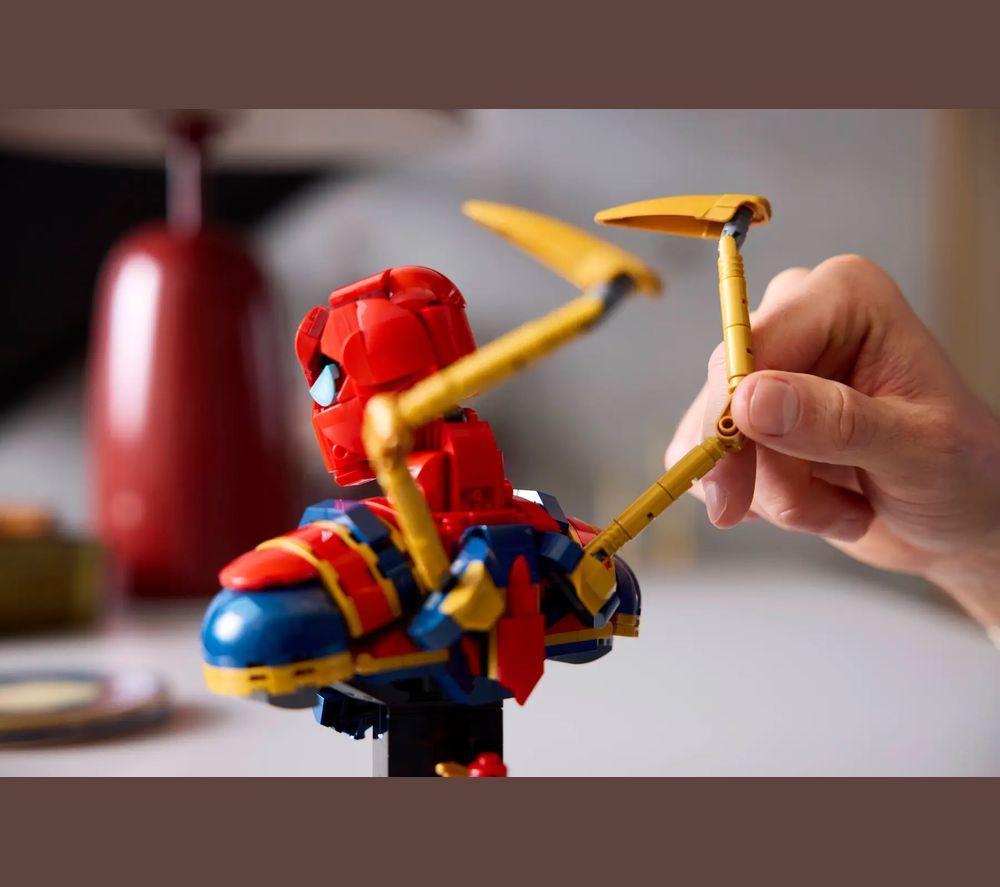 LEGO Marvel 76326 Iron Spider-Man Bust Set for Adults image number 4 of 7