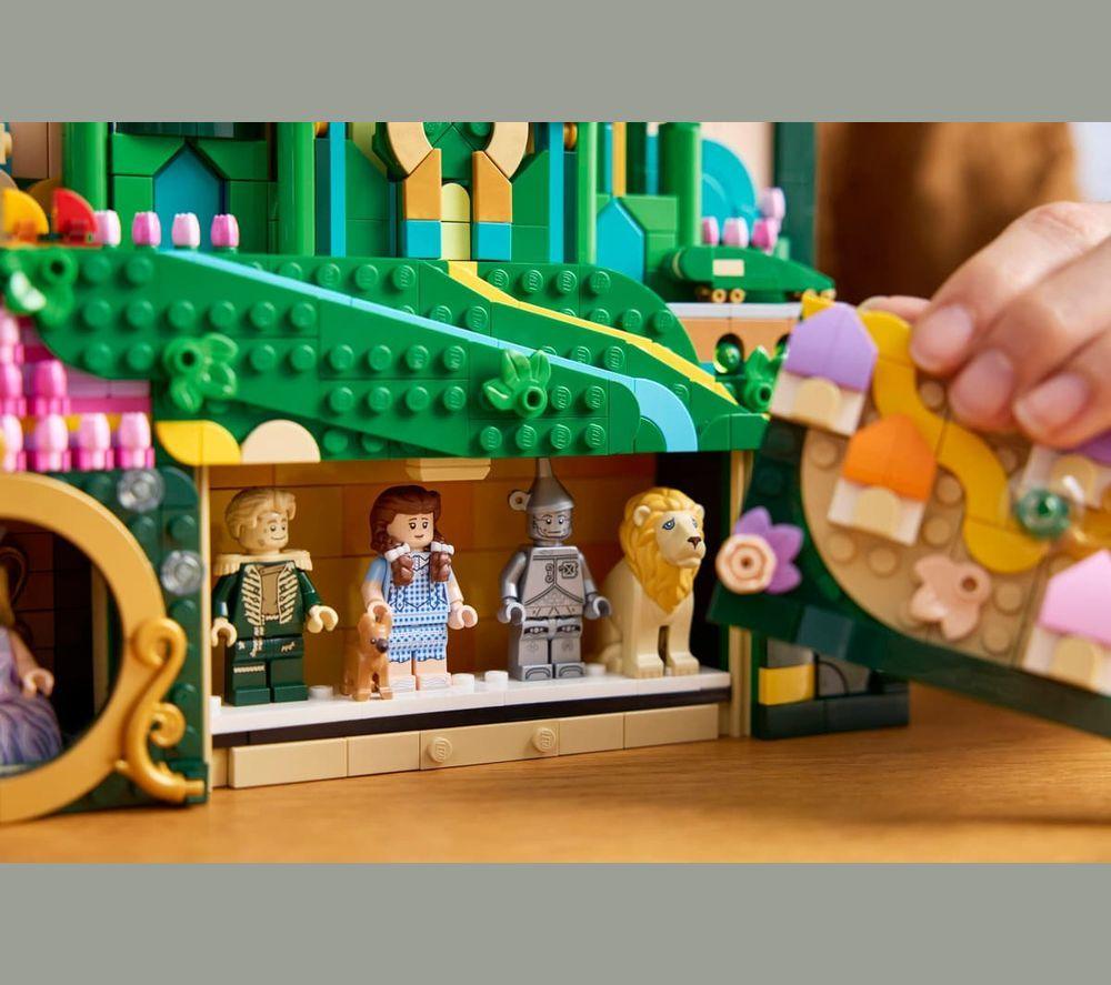 LEGO Wicked 75685 Emerald City Wall Art Set for Adults image number 5 of 8