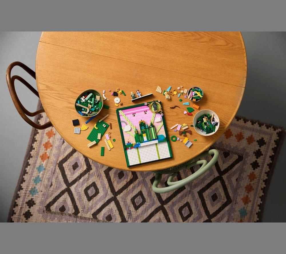 LEGO Wicked 75685 Emerald City Wall Art Set for Adults image number 6 of 8