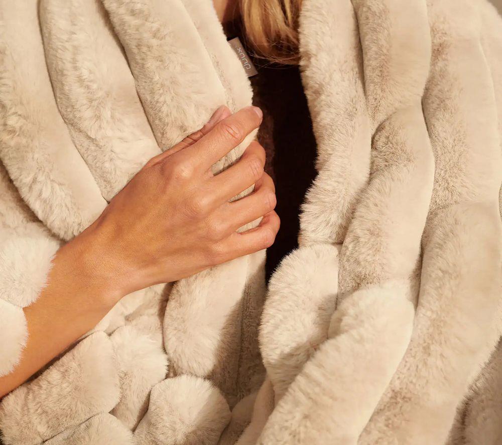DUUX Yentl Faux Fur Heated Blanket &ndash; Beige image number 4 of 8