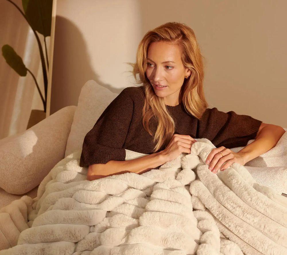 DUUX Yentl Faux Fur Heated Blanket &ndash; Beige image number 8 of 8