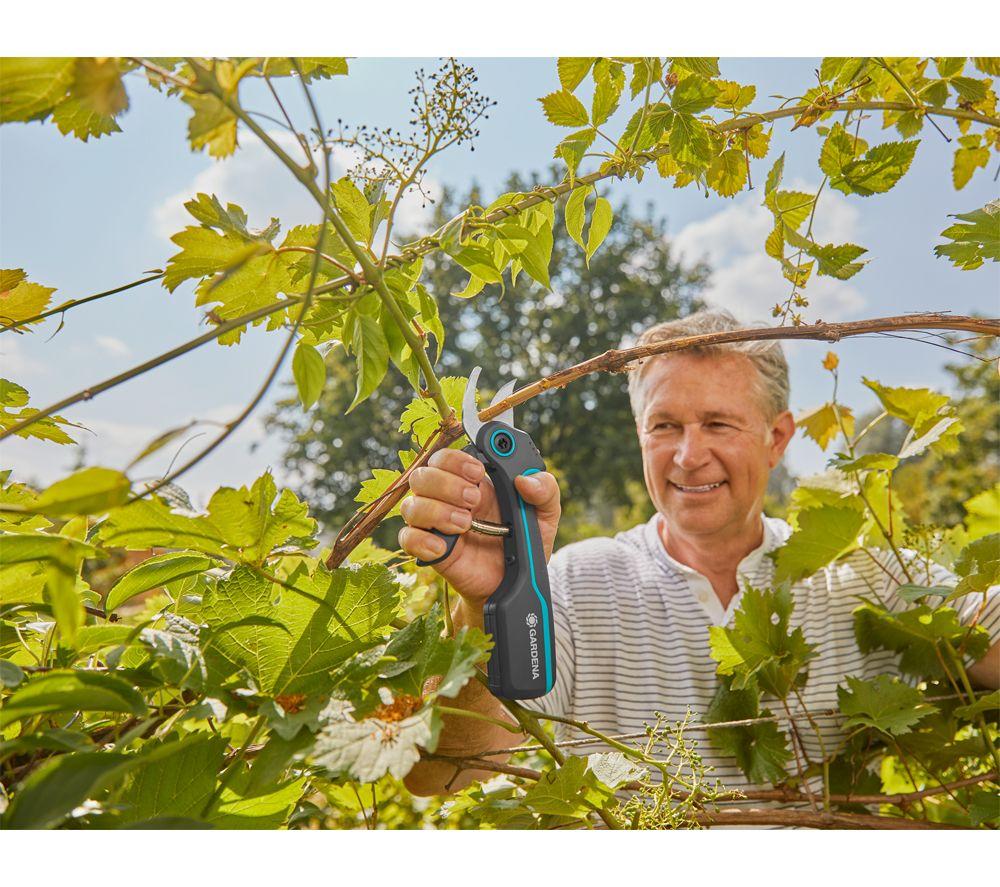 GARDENA AssistCut Electric Secateurs image number 3 of 7