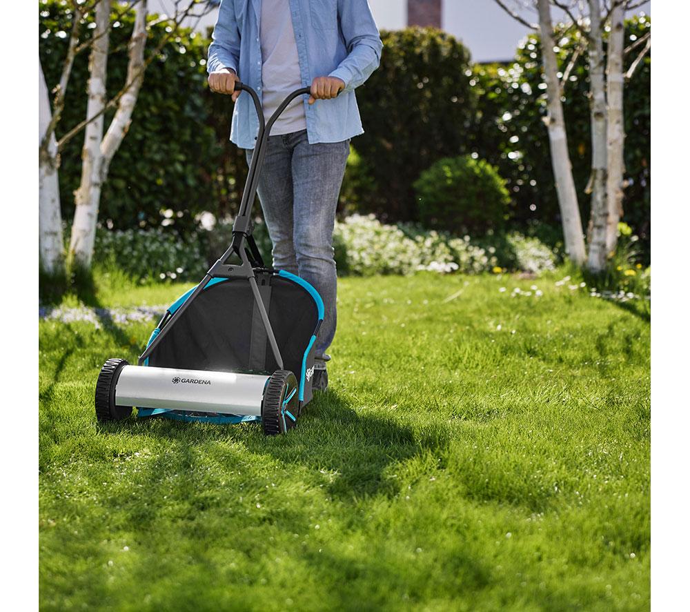 GARDENA Plus 400 Manual Push Lawnmower - Silver & Blue image number 3 of 7