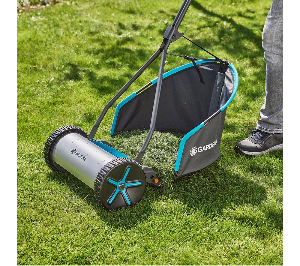 GARDENA Plus 400 Manual Push Lawnmower - Silver & Blue image number 4 of 7