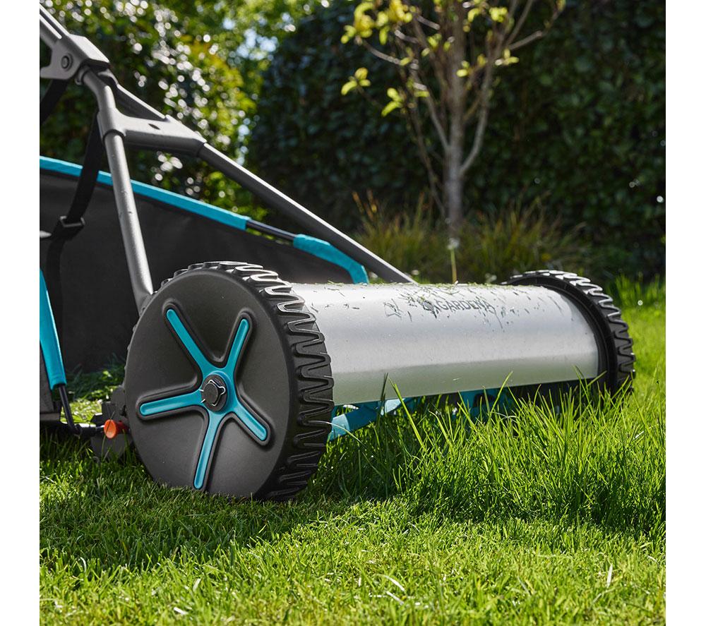 GARDENA Plus 400 Manual Push Lawnmower - Silver & Blue image number 6 of 7