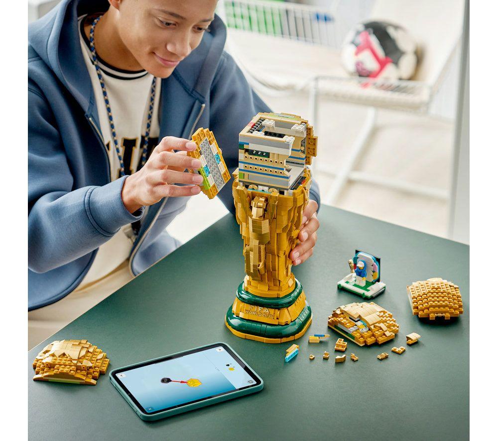 LEGO 43020 FIFA World Cup Official Trophy Set image number 6 of 7