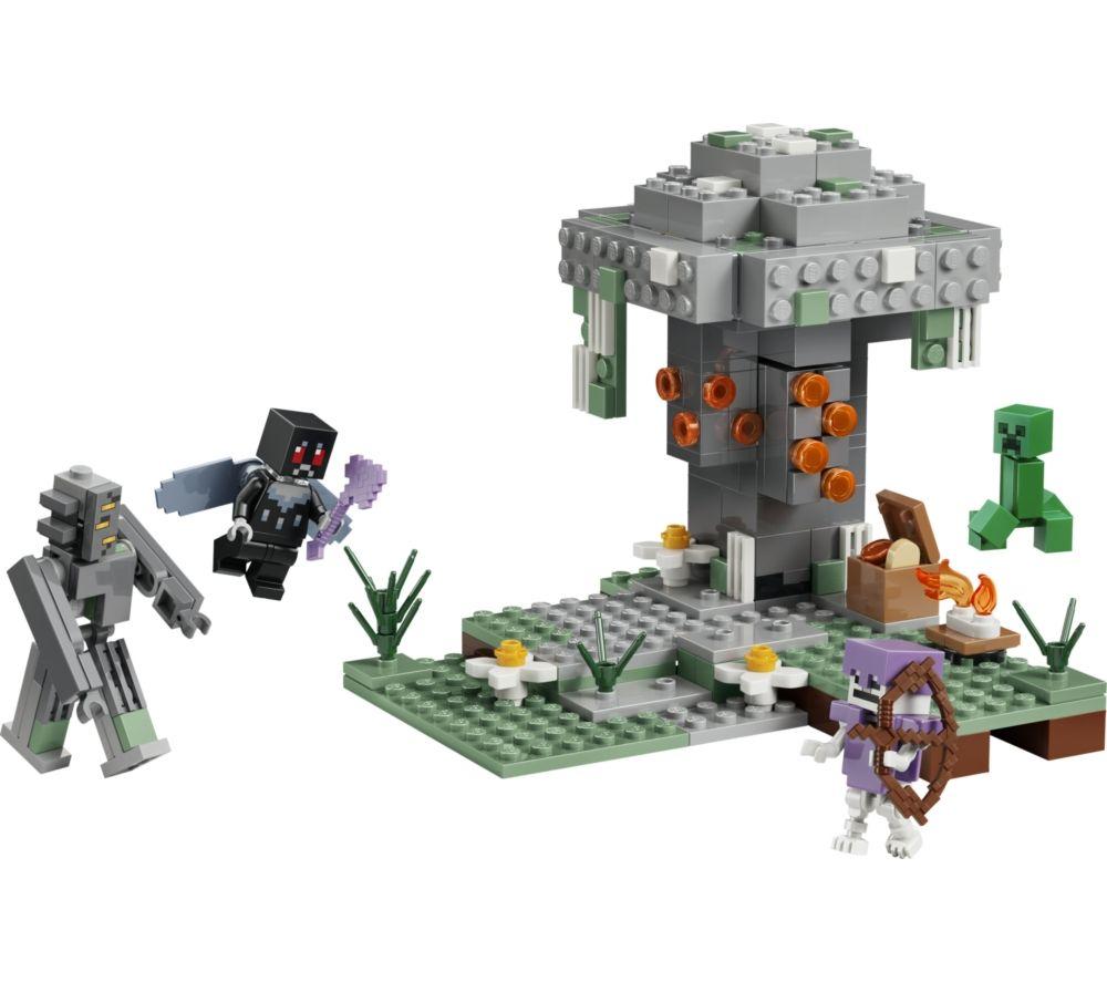 LEGO Minecraft 21586 The Pale Garden Set image number 4 of 4
