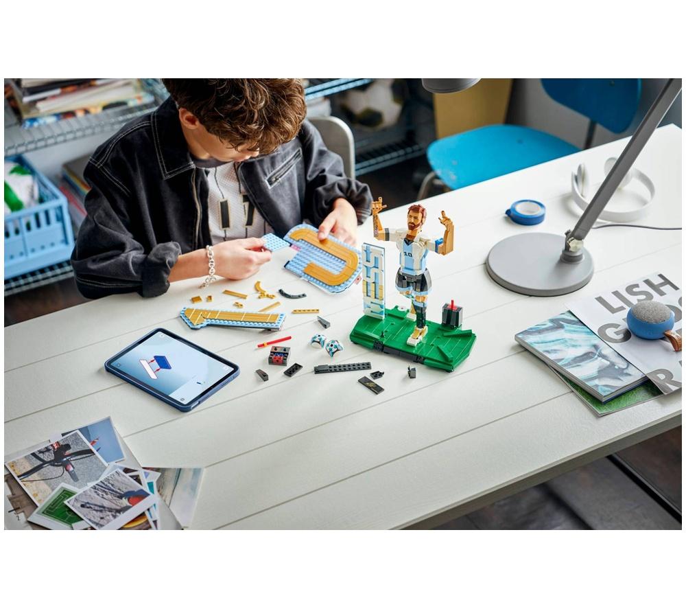 LEGO Editions 43015 Lionel Messi: Football Legend Set image number 3 of 9