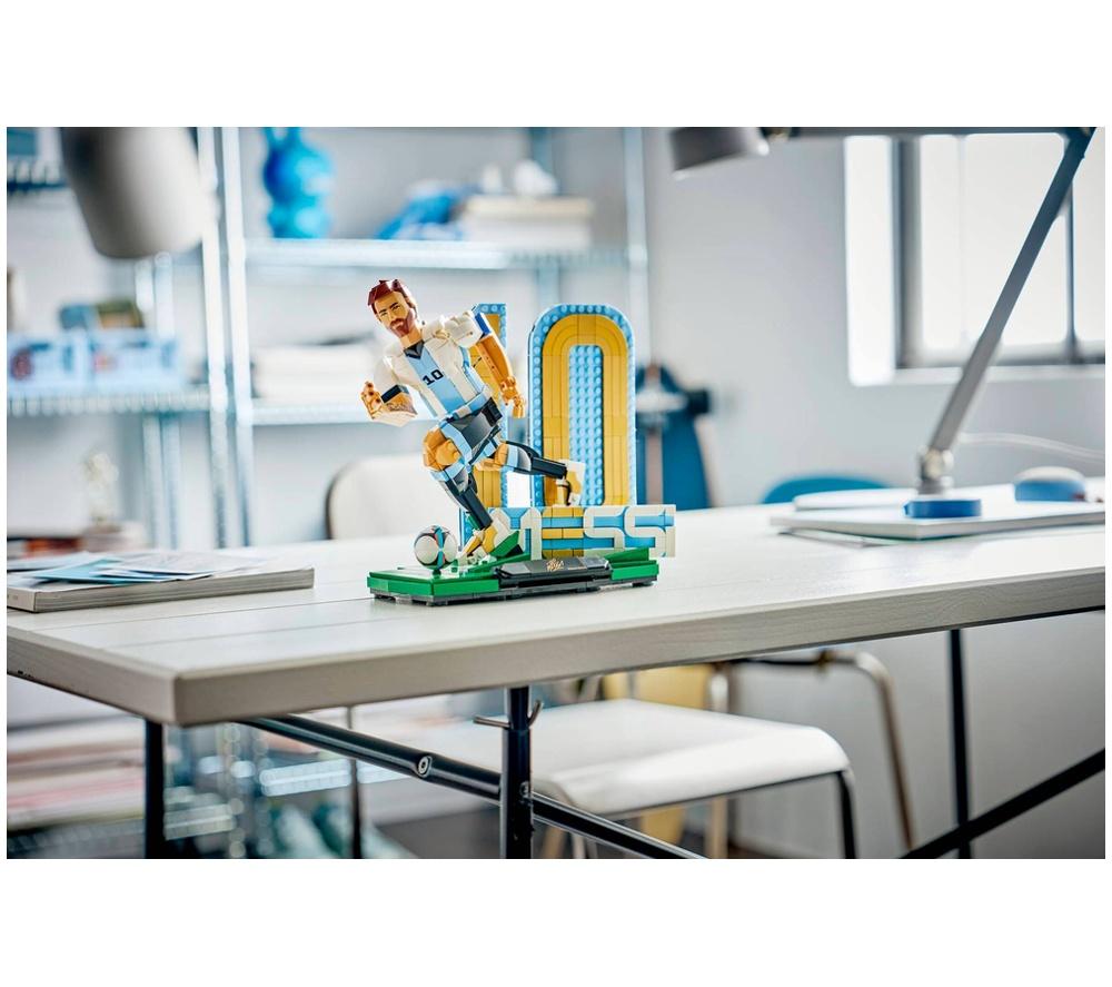 LEGO Editions 43015 Lionel Messi: Football Legend Set image number 6 of 9
