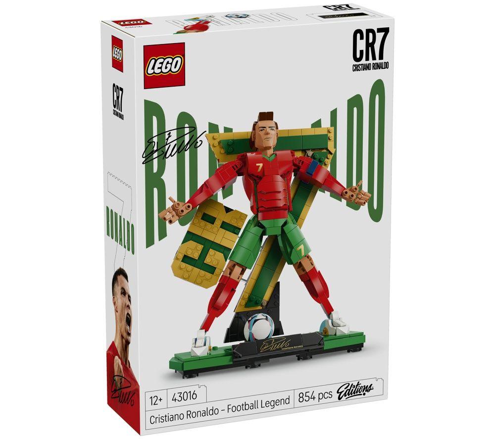LEGO Editions 43016 Cristiano Ronaldo &ndash; Football Legend Set image number 3 of 6