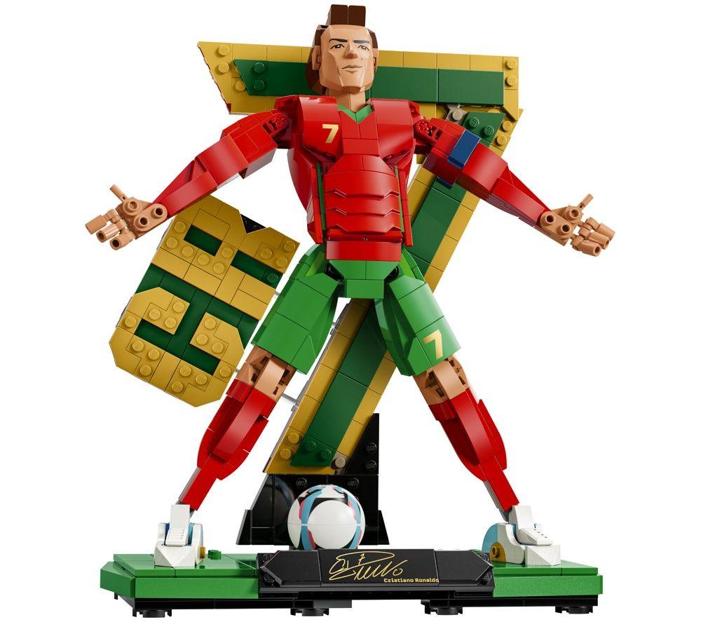 LEGO Editions 43016 Cristiano Ronaldo &ndash; Football Legend Set image number 4 of 6