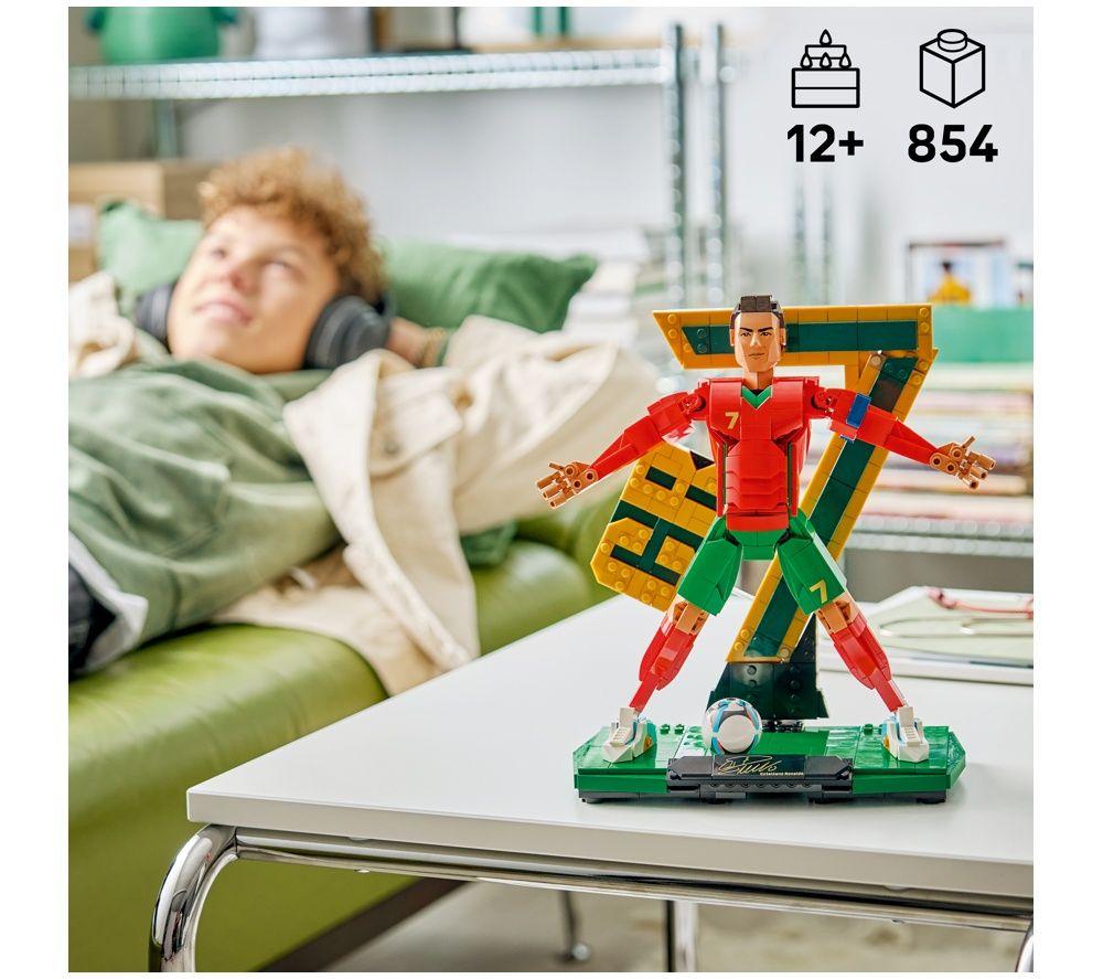 LEGO Editions 43016 Cristiano Ronaldo &ndash; Football Legend Set image number 5 of 6