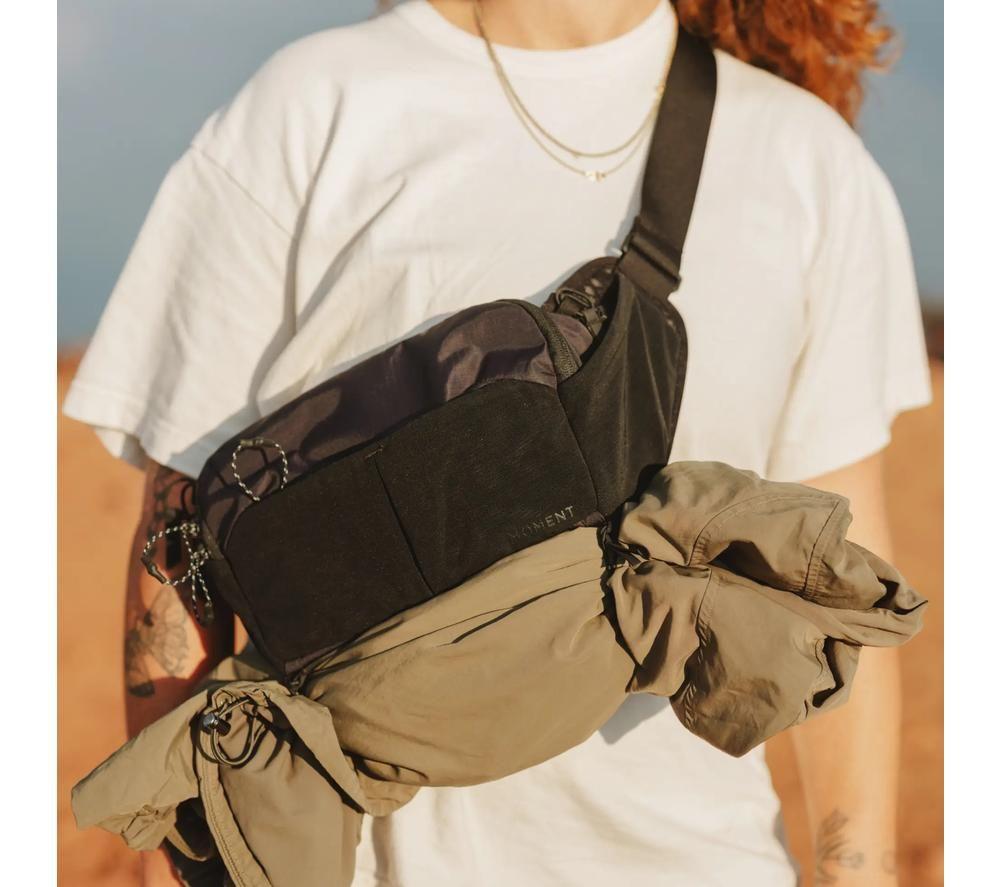 MOMENT Slate Sling 4L - Black image number 2 of 8