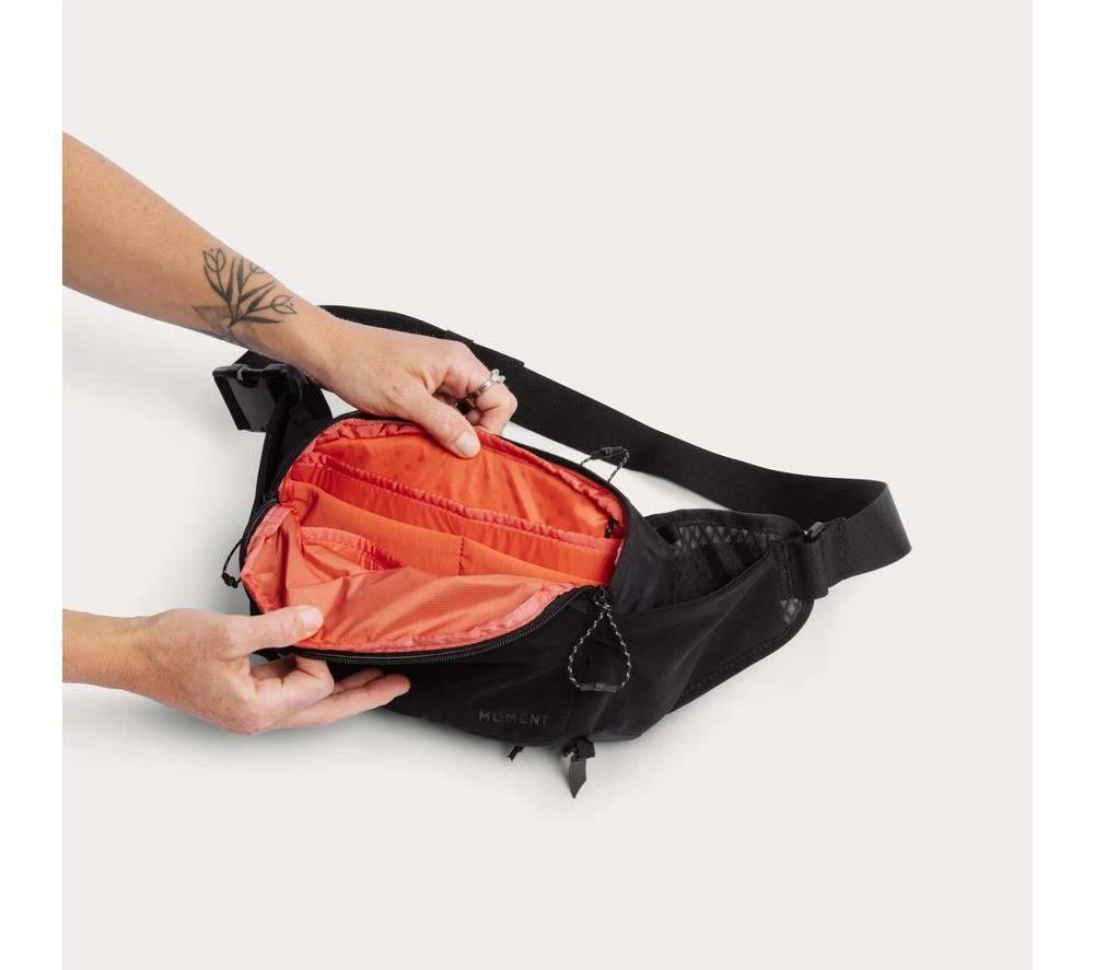 MOMENT Slate Sling 4L - Black image number 3 of 8
