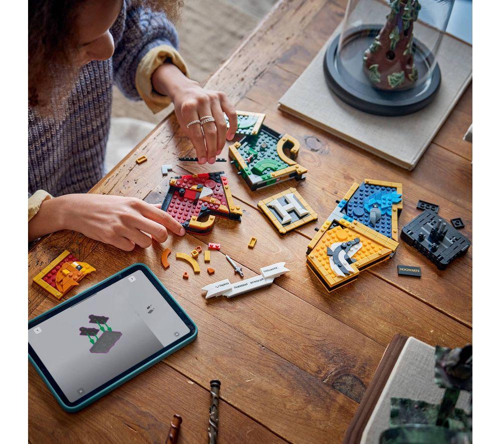 LEGO Harry Potter 76462 Hogwarts House Crest Set image number 5 of 6