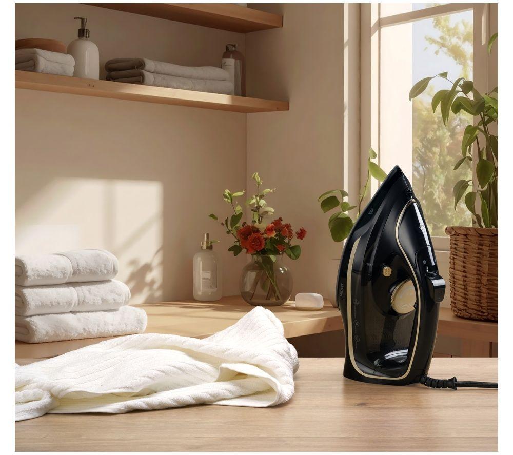 LOGIK L300IRB26 Steam Iron - Black & Gold image number 5 of 5