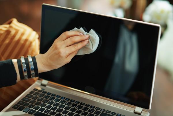 cleaning laptop screen with a cloth