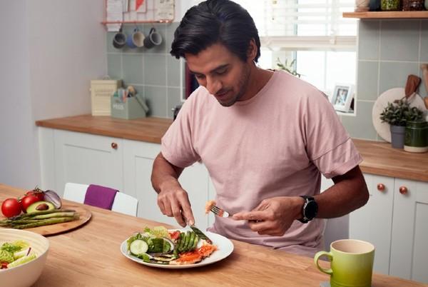 man eating fried vegetables