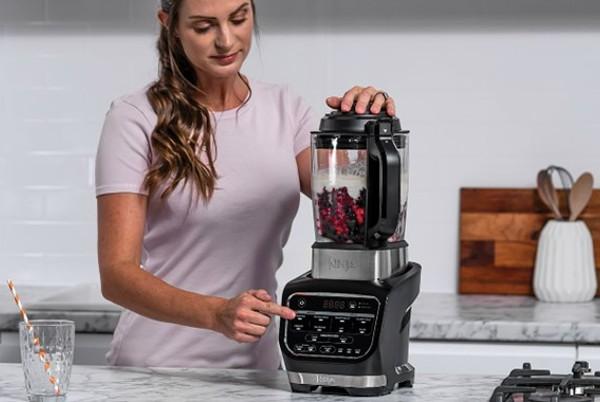 woman using ninja hot and cold blender and soup maker