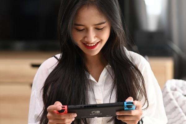 woman playing on nintendo switch