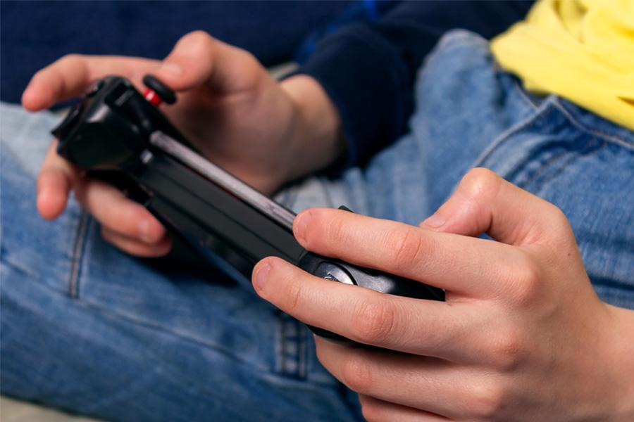 Mobile gaming controllers