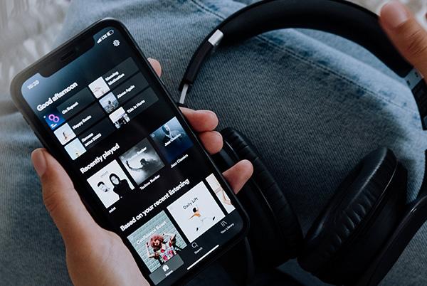 iPhone music app headphones