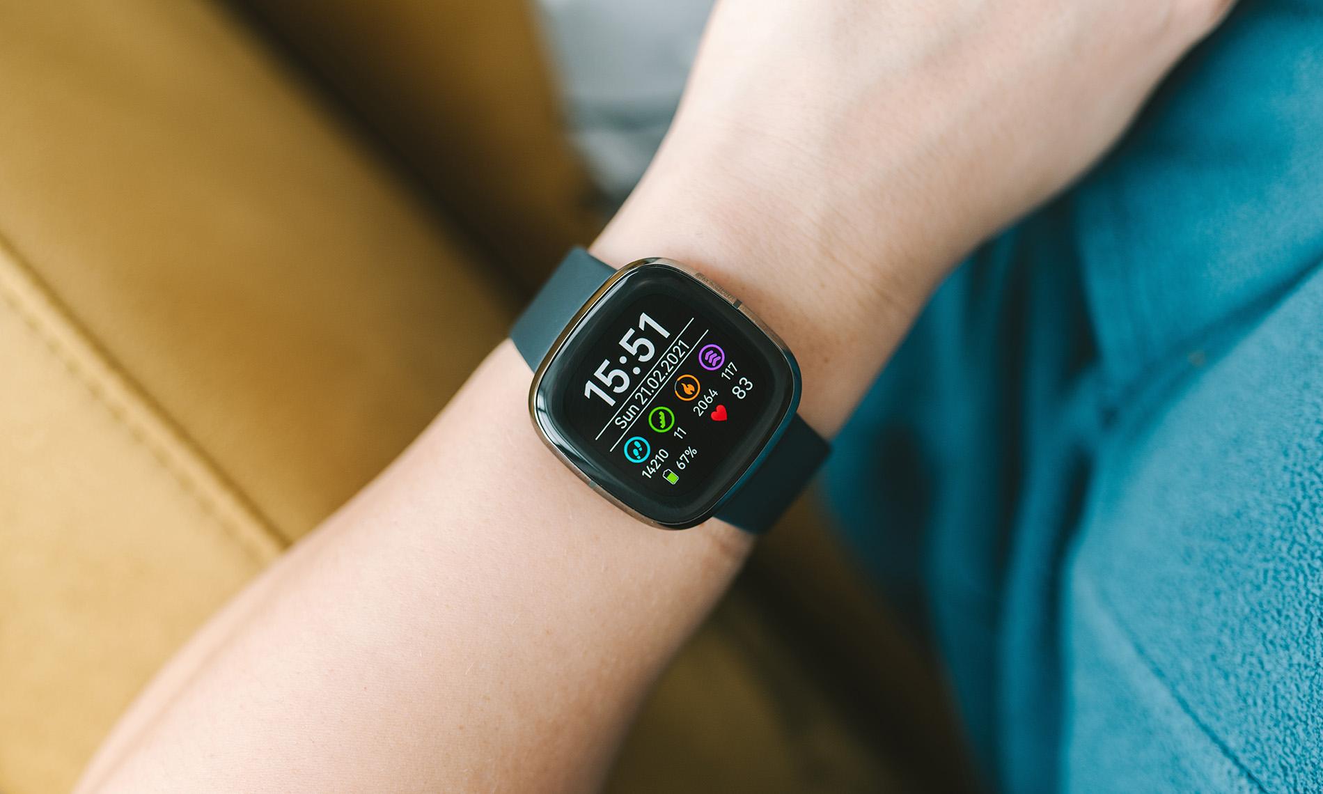 How do you change the time on a fitbit versa best sale 2