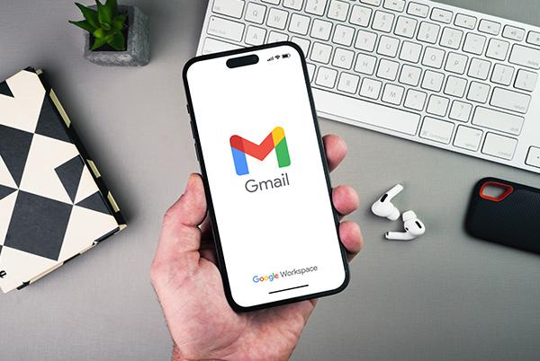 Gmail app iPhone screen
