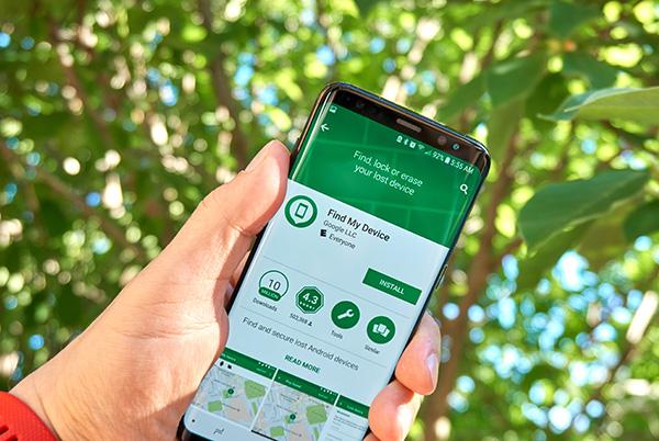 Google Find My Device app on Samsung phone in man's hand