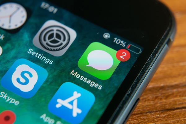 iPhone Messages app screen notifications