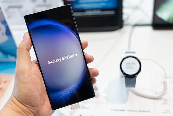 Samsung Galaxy S23 Ultra phone hand