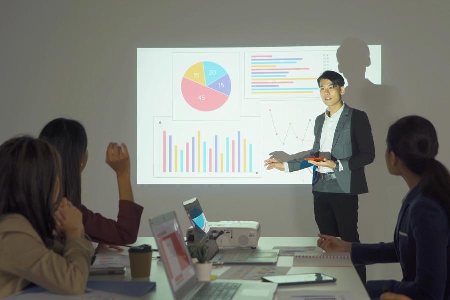 Short throw projectors