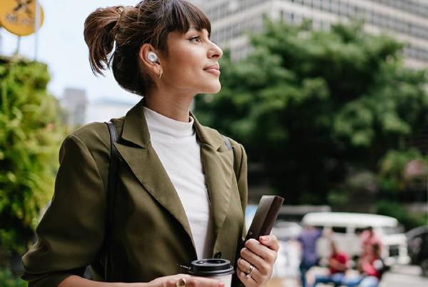 Samsung Galaxy Buds FE woman city
